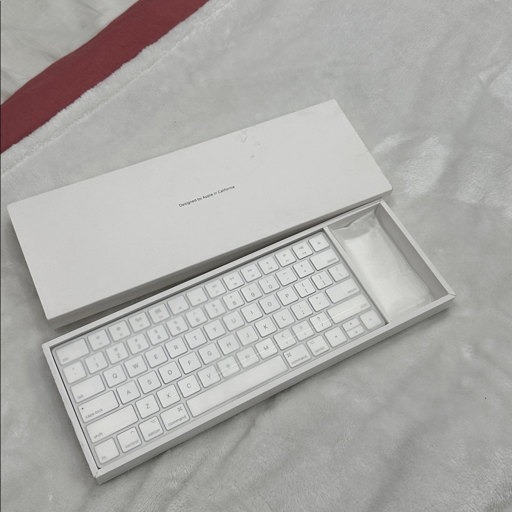Magic Keyboard with tach ID Apple Trackpad in Sleek White